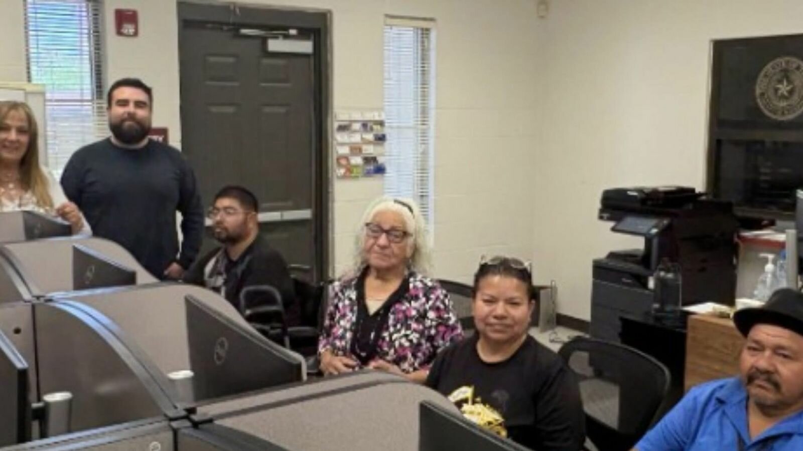 Autoridades del Precinto 3 impulsan talleres digitales en Seco Mines