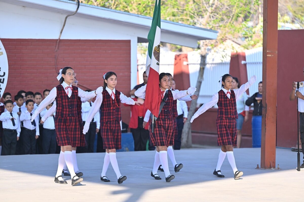 Regresan 73 mil alumnos a las aulas; dos escuelas en riesgo