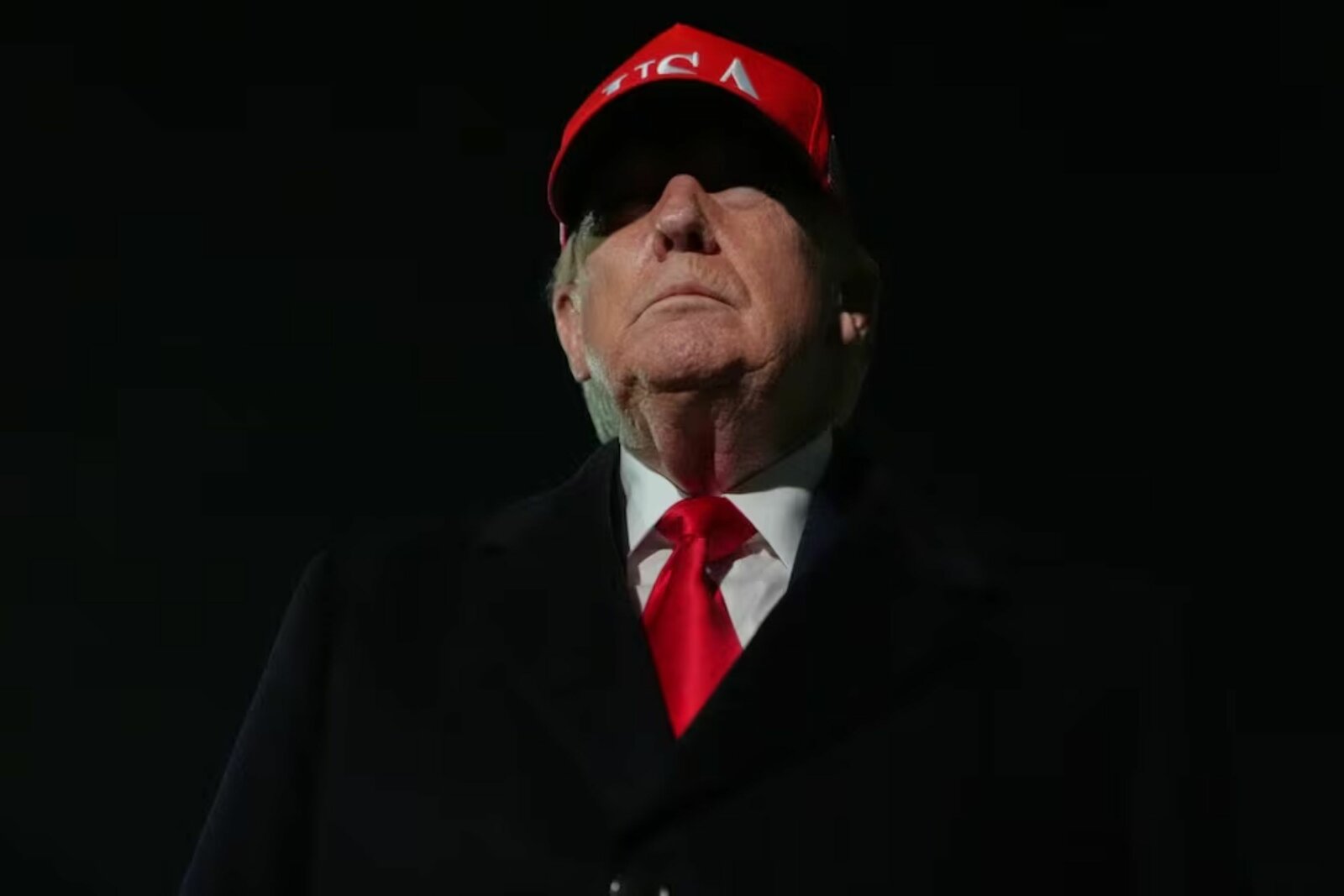 Trump amenaza con eliminar buques iraníes que violen bloqueo en Ormuz