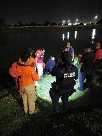 Rescatan a joven tras ser abandonada en pleno cauce del río Bravo