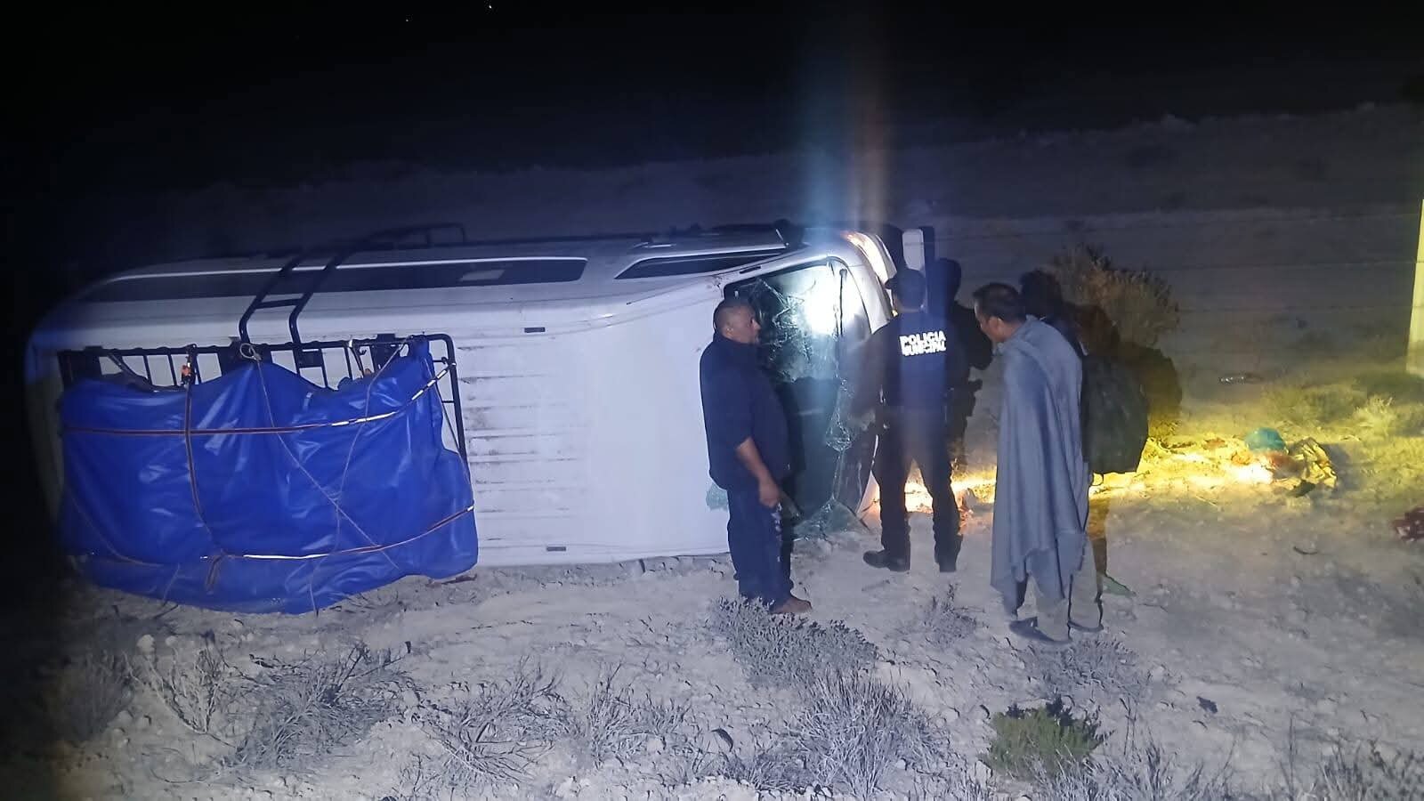 Coyote provoca volcadura de familia en la carretera 30