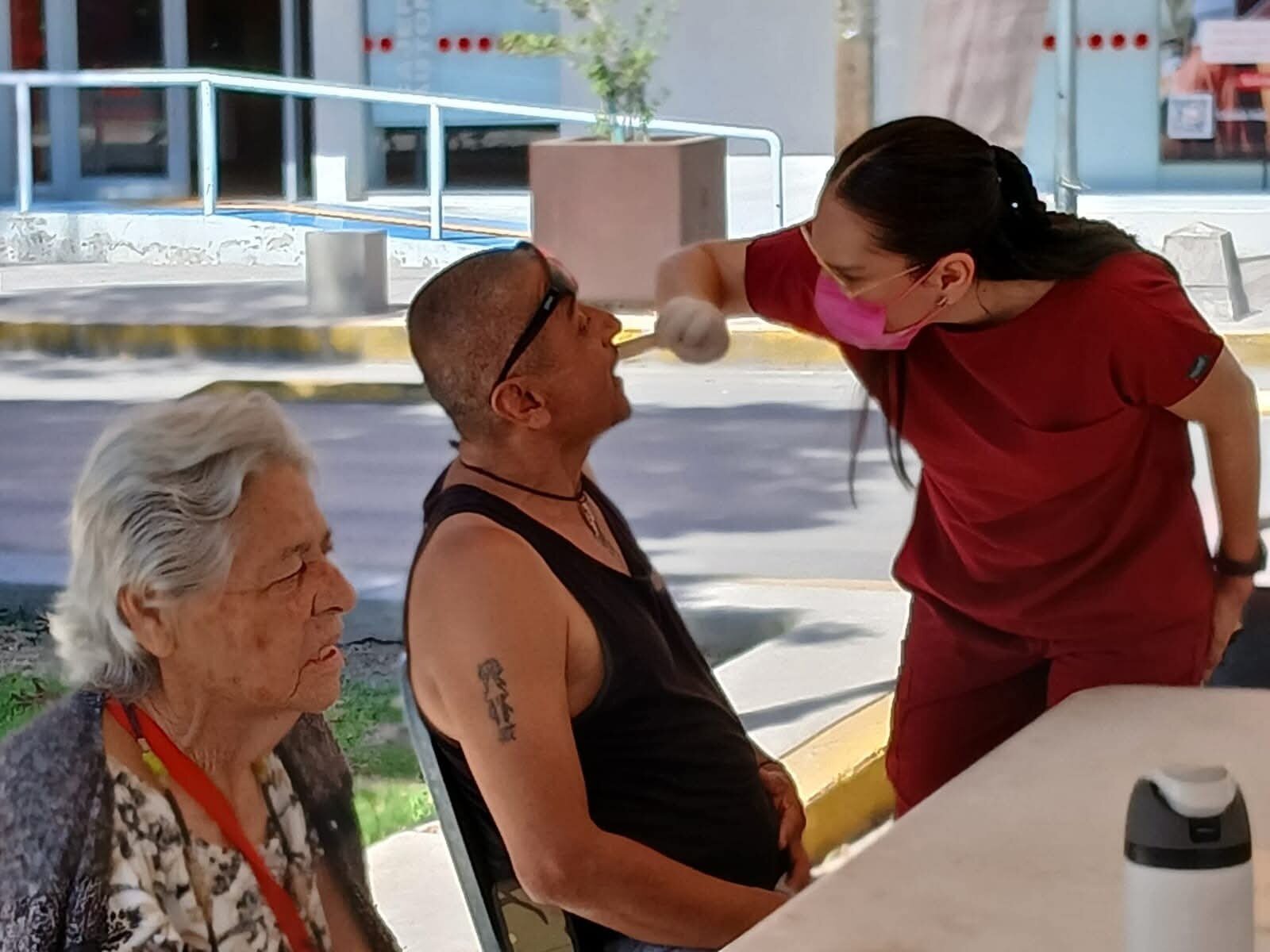 Salud Pública Municipal atiende a más de 200 personas cada domingo en el Paseo Colón