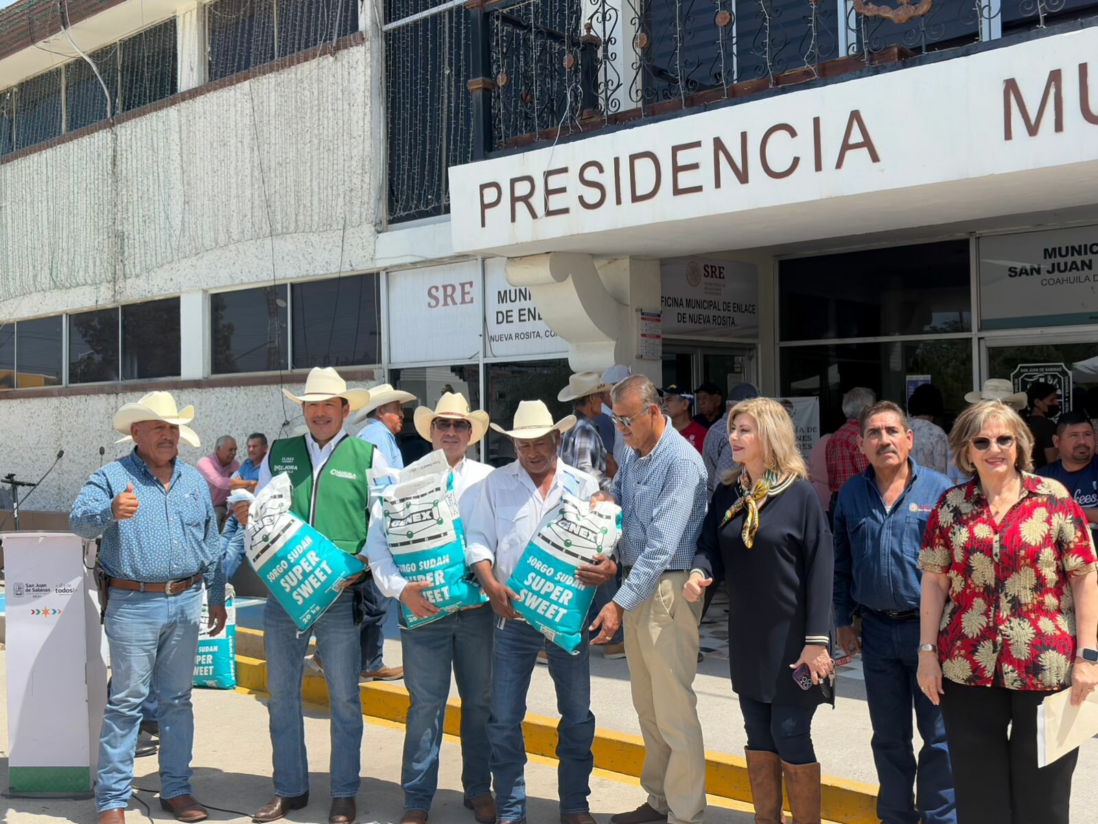 Gobierno municipal de San Juan de Sabinas entrega 15 toneladas de semilla de sorgo