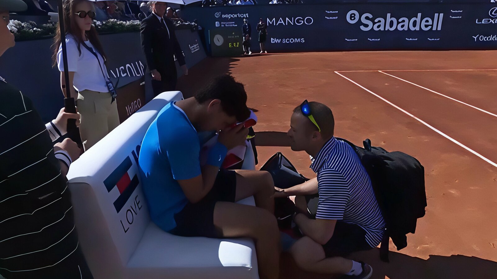 Lesión en muñeca obliga a Alcaraz a retirarse del torneo de Barcelona