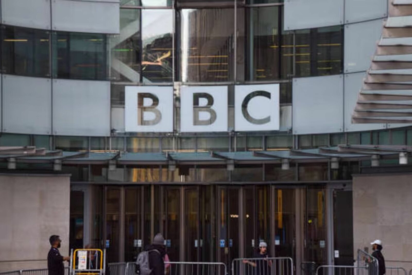 BBC recortará 2 mil empleos, el 10% de su plantilla para reducir costes