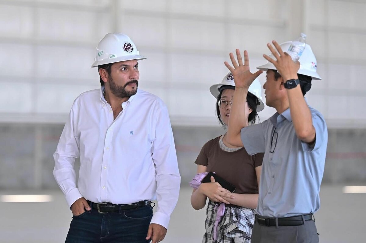 Carlos Villarreal supervisa avance de planta YURA en Monclova