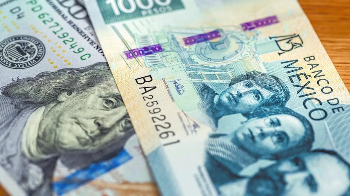 Peso mexicano retrocede frente al dólar por cautela global