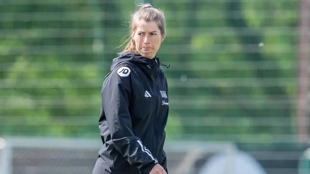 Marie-Louise Eta debuta en Bundesliga con Unión Berlín