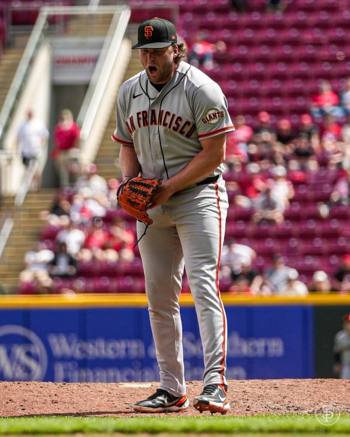 Rojos y Gigantes se enfrentaron en el Great American Ball Park; expulsan a Connor Phillips