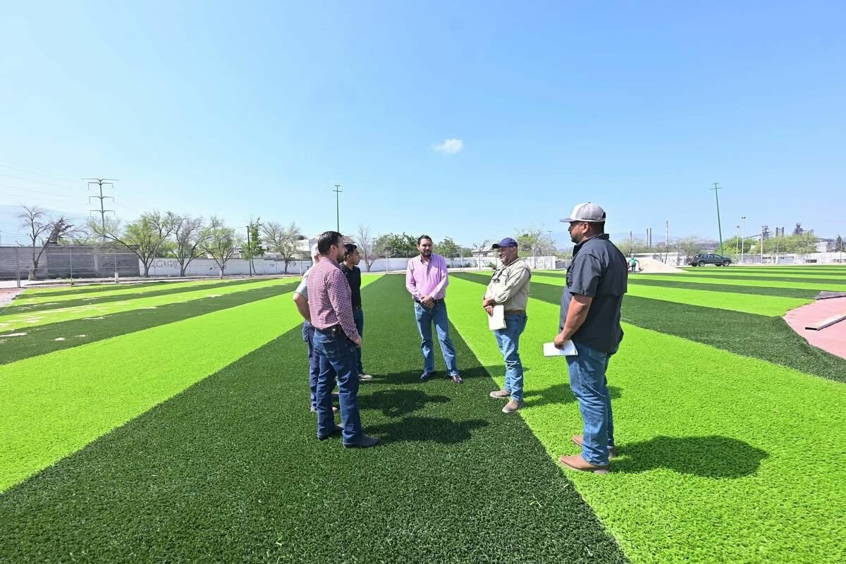 Carlos Villarreal supervisa rehabilitación del Campo Pericos en Monclova