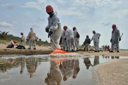 Pemex destituye a tres funcionarios por derrame en el Golfo de México