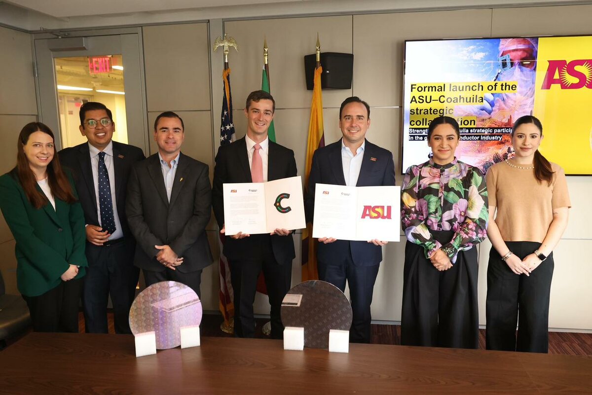 Firma Manolo acuerdo histórico en Washington en materia de semiconductores