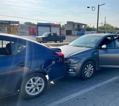 Choque en cadena paraliza bulevar en Castaños; adulto mayor es señalado como responsable