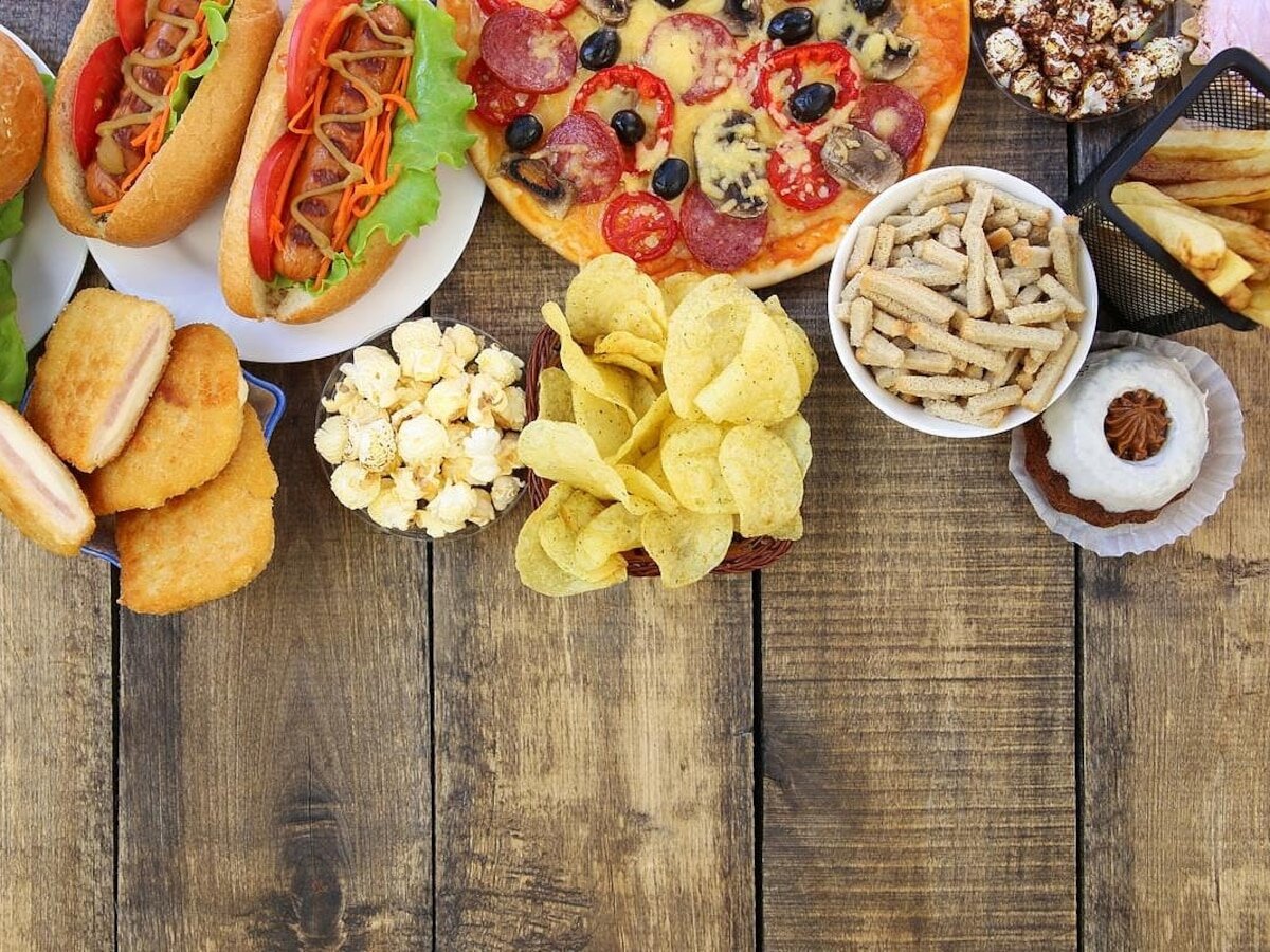 Alimentos ultraprocesados relacionados con grasa en músculos y posible artritis