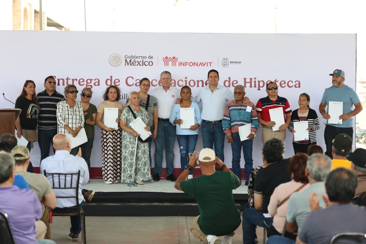 Entregan en Saltillo más de 800 escrituras sin costo alguno