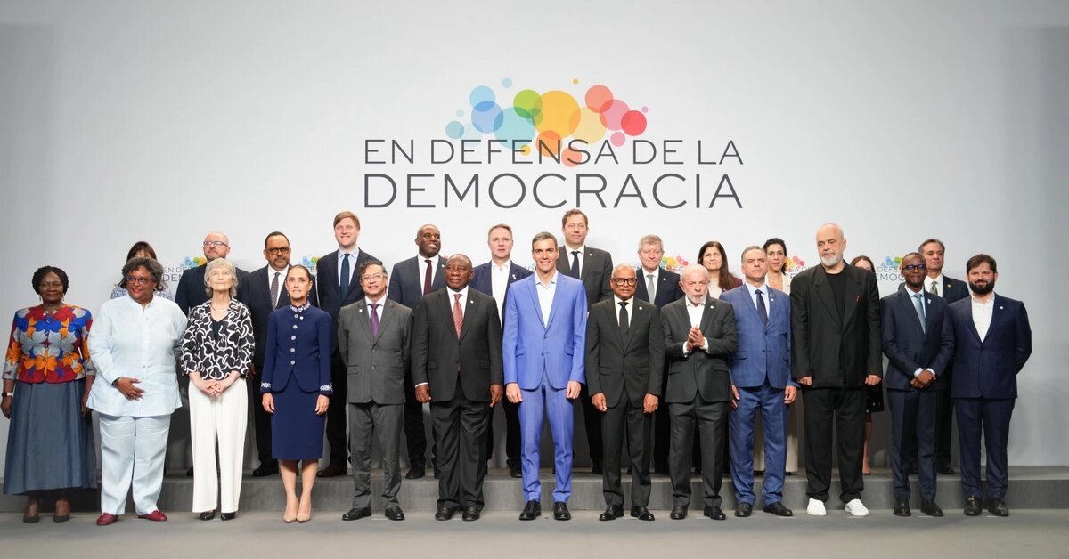 Pedro Sánchez cierra cumbre por la democracia en Barcelona