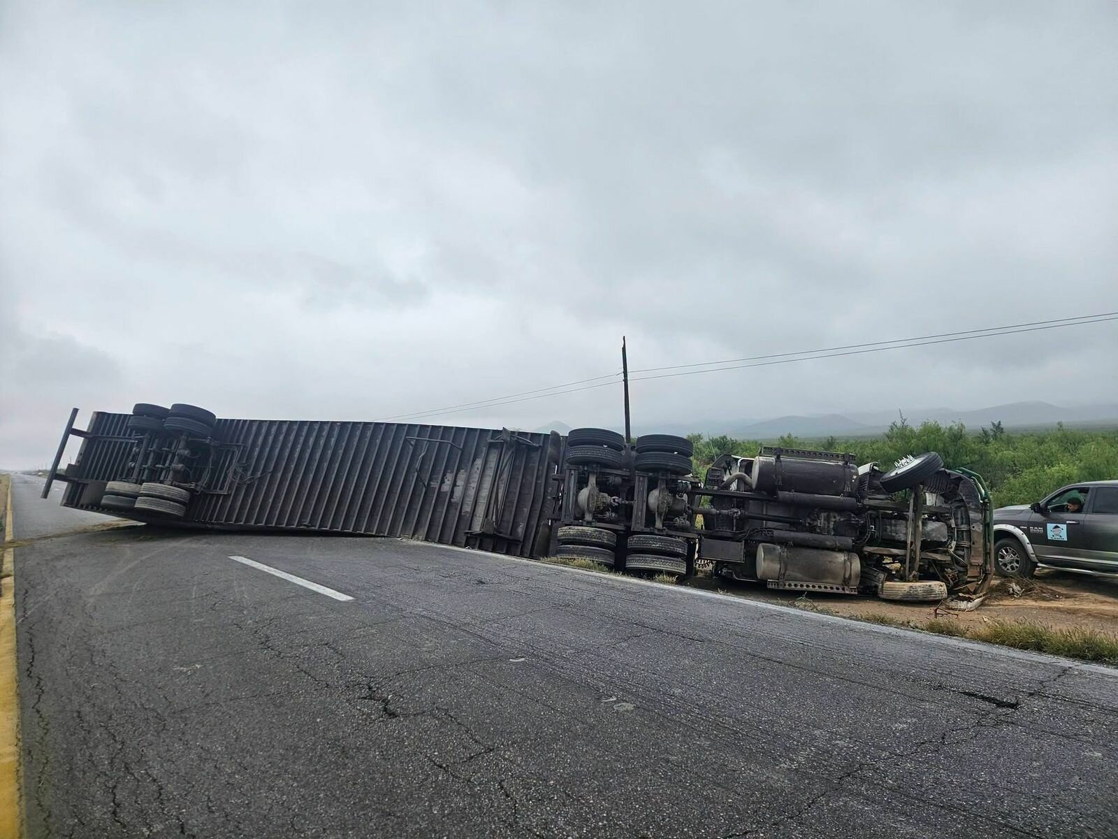Tráiler se sale de la carretera y queda atravesado; conductor resulta ileso