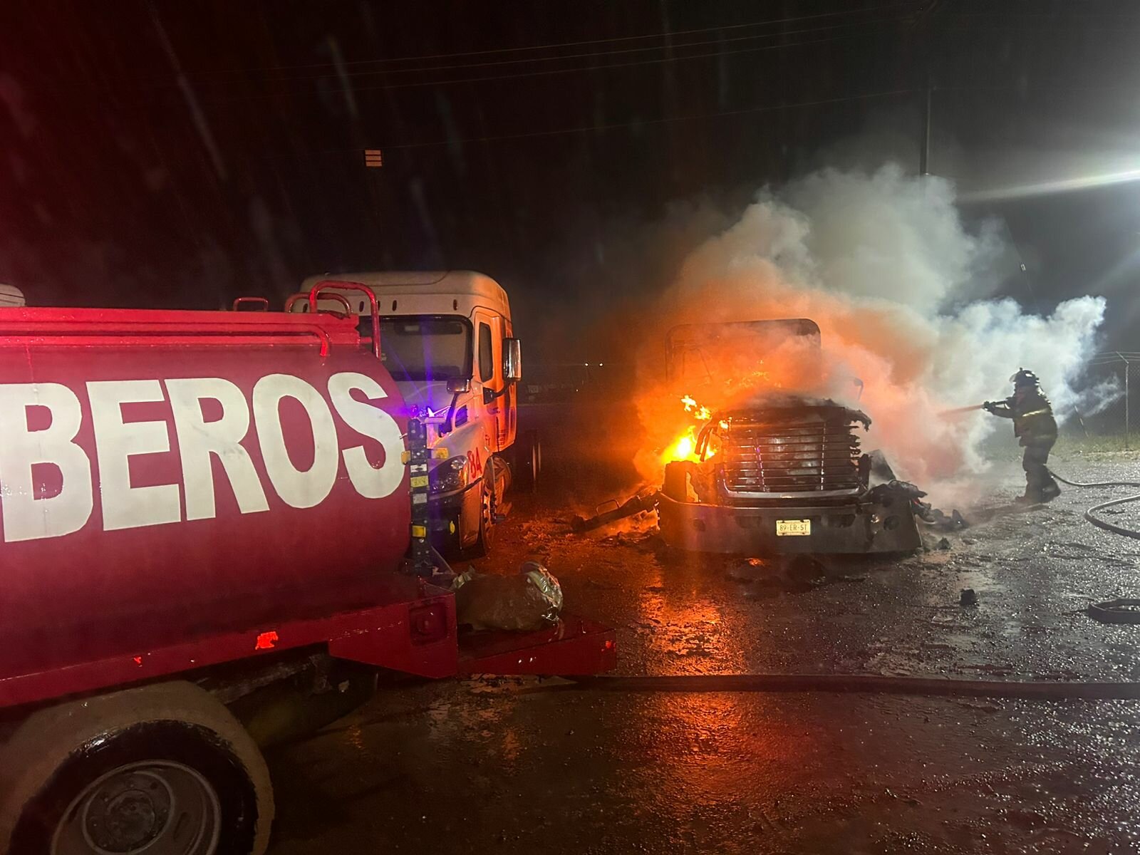 Fuego consume tractocamión en patio de empresa en Nava