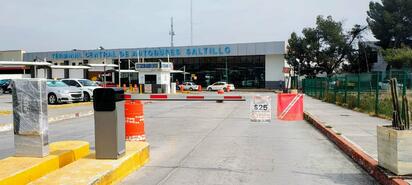 Se apropian del carril de descenso de pasajeros en la Central de Autobuses