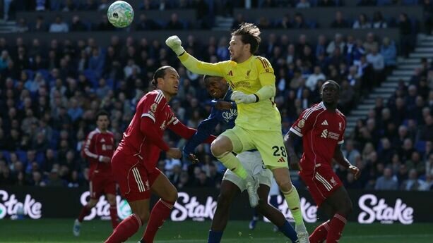 Liverpool vence 2-1 al Everton en el derbi de Merseyside con gol de Van Dijk 