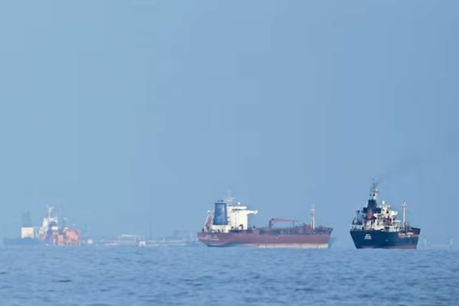 Barco de carga francés es atacado a tiros en el estrecho Ormuz y se retira sin heridos