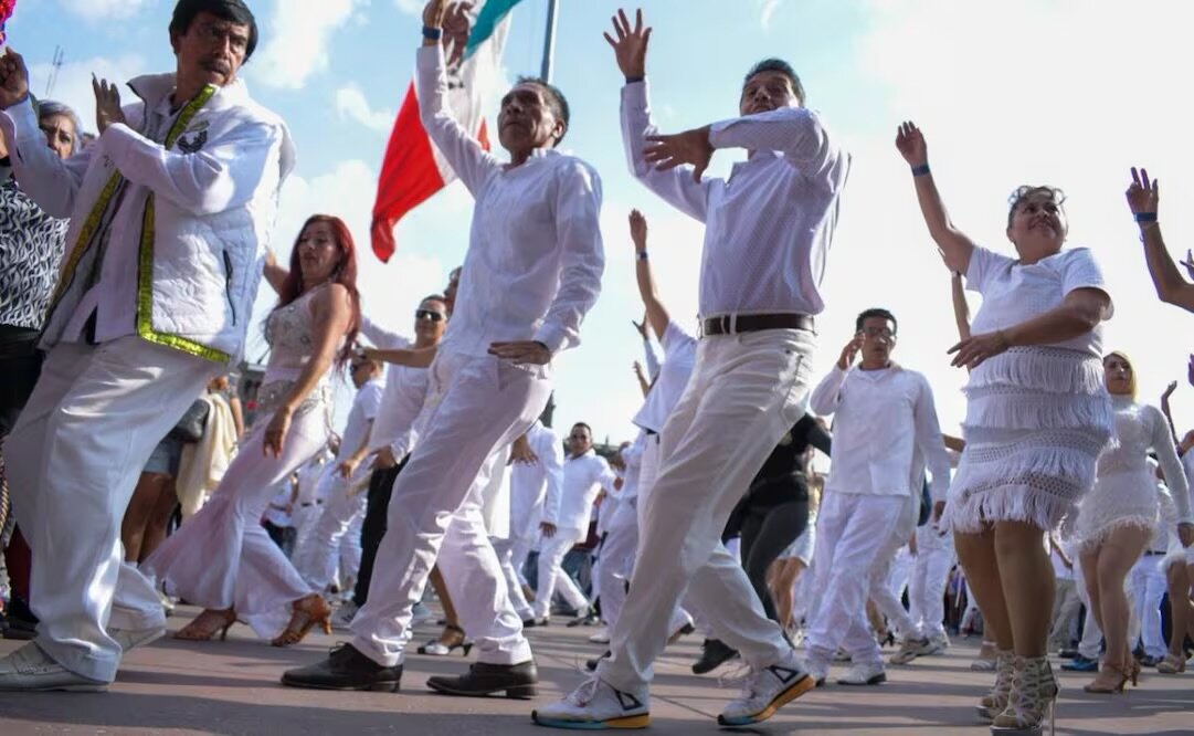 El Zócalo se llena de pasos y tradición; convierten la plaza en baile