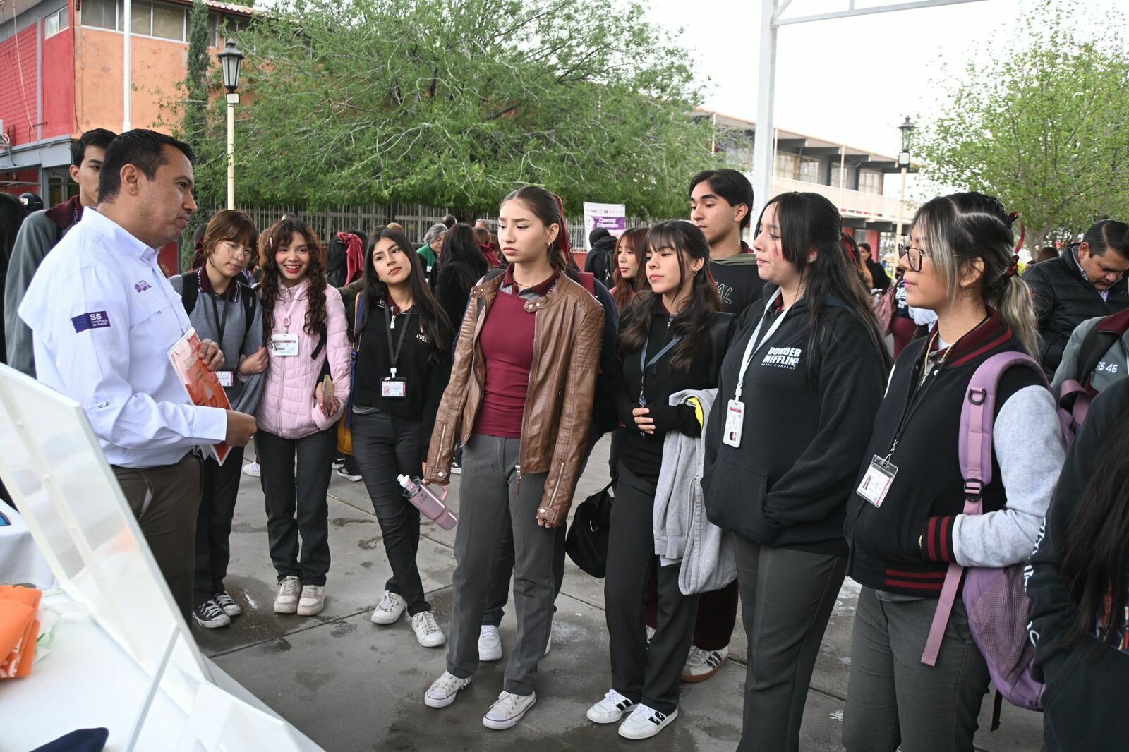región: El municipio realiza Feria de la Salud Mental con módulos de prevención, orientación y detección oportuna para estudiantes