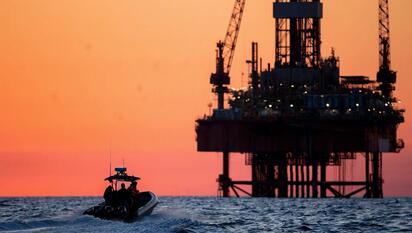 Petróleo sube por tensión entre EE. UU. e Irán y tregua incierta