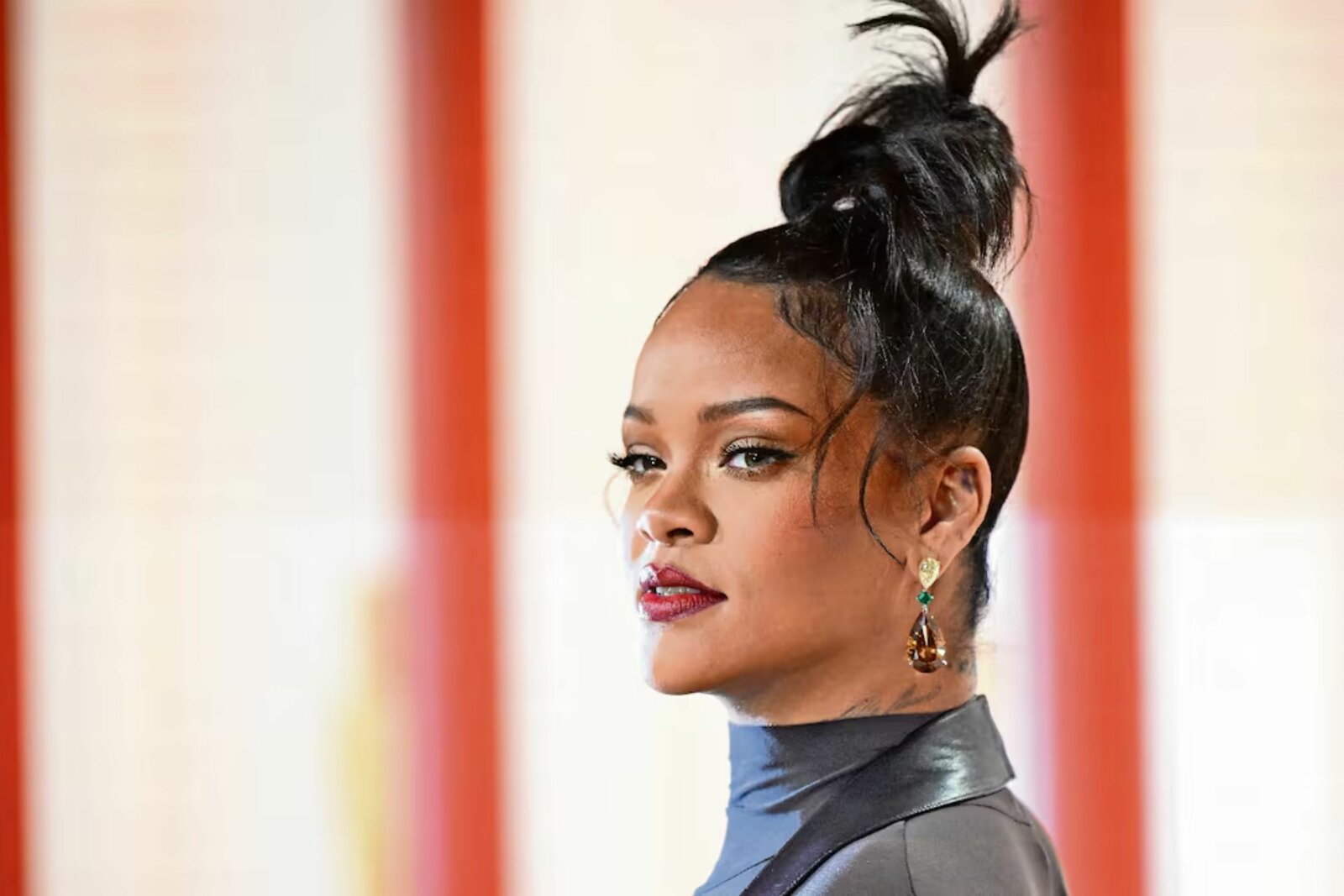 Rihanna posa con su hija Rocki Irish en portada de revista W