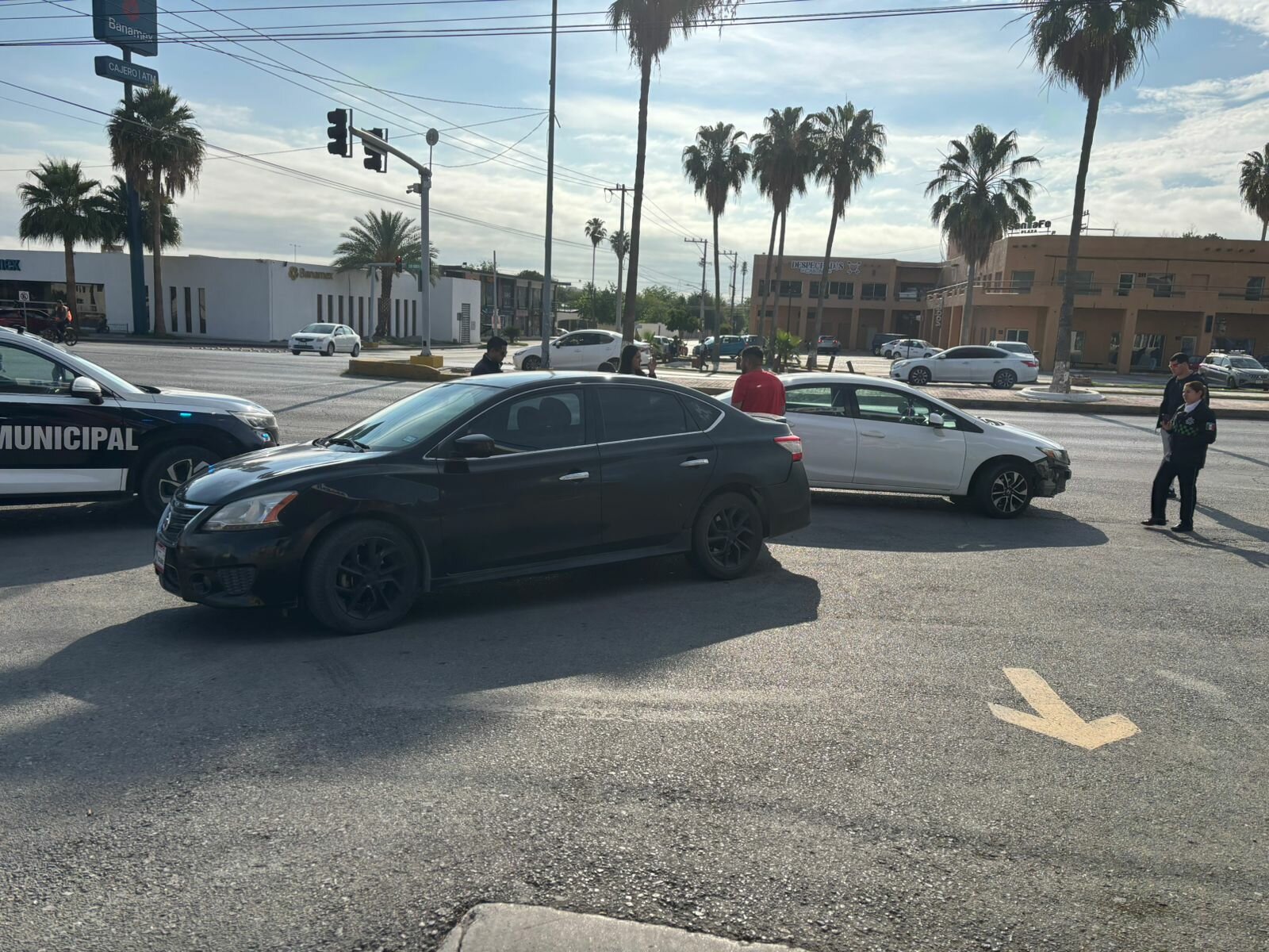 Choque en cruce del Pape deja daños y evidencia imprudencias al volante