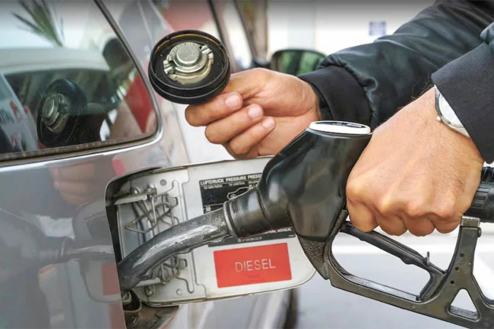 Gobierno y gasolineros acuerdan fijar diésel en 28 pesos por litro