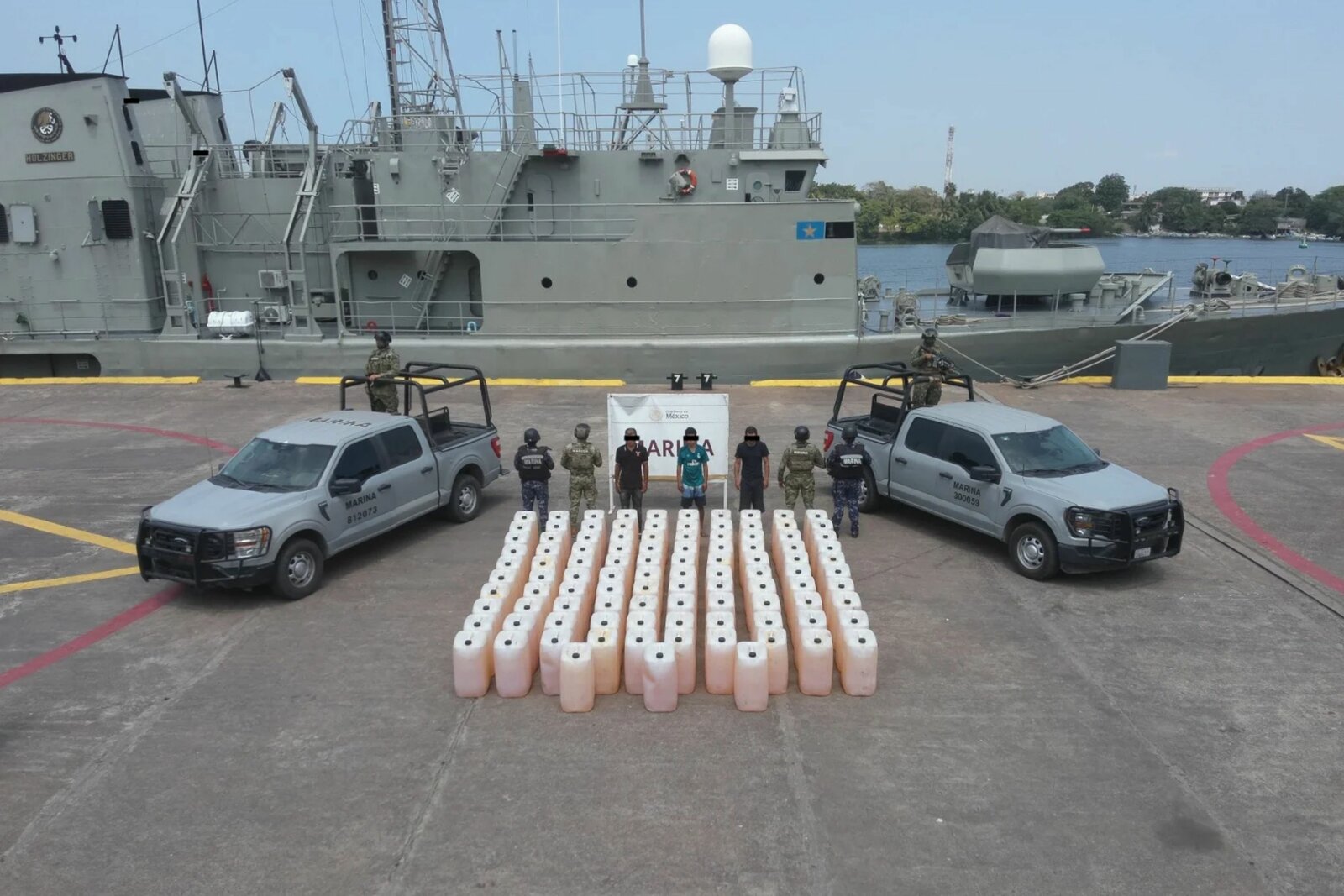 Aseguran embarcación con 103 bidones de combustible en costas de Michoacán; hay tres detenidos