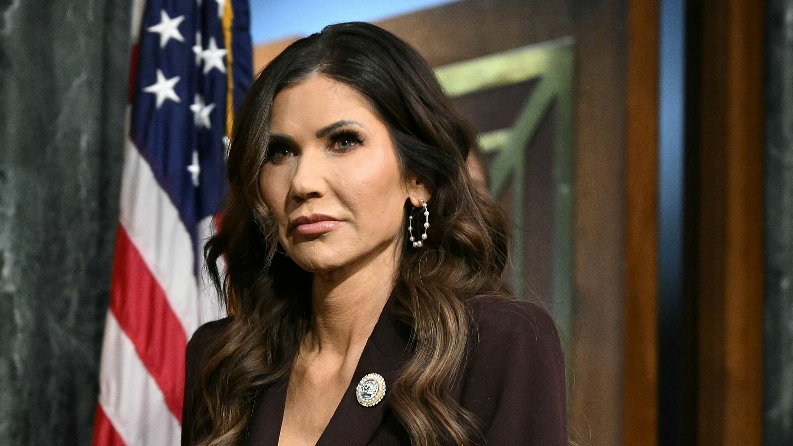 Condenan a 3 años a hombre por robo a Kristi Noem en Washington