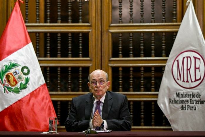 Perú: renuncian canciller y ministro de Defensa por compra de F-16