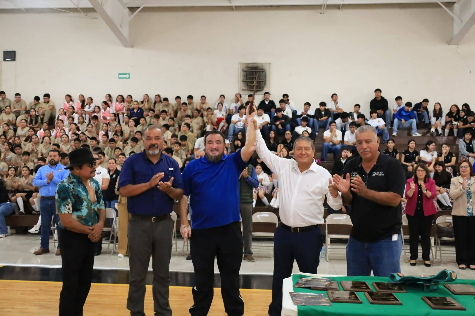 Jóvenes de Nueva Rosita reciben plática de "Veneno" Rubio y homenaje a boxeadores