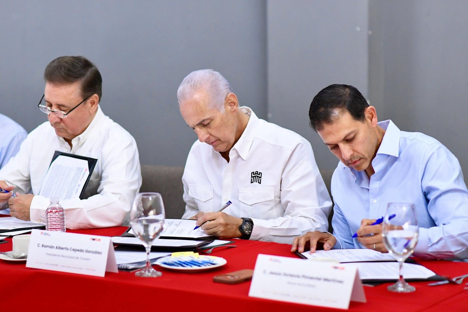 Román Alberto Cepeda firma convenio de colaboración con la UAdeC, durante la sesión de Consejo del IMPLAN