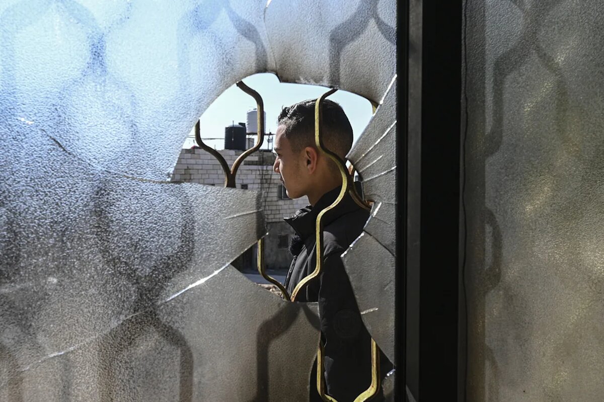 Colonos israelíes matan a dos palestinos en escuela de Cisjordania