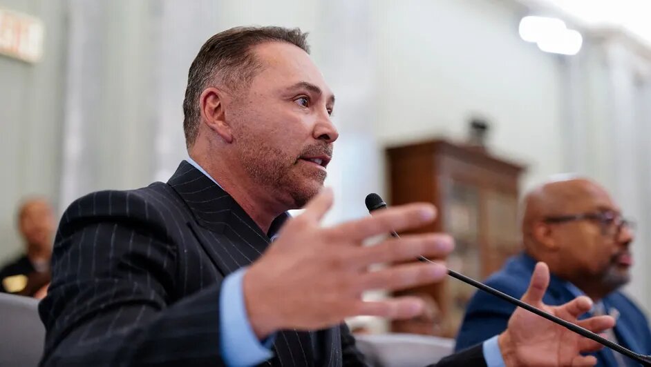 Oscar De La Hoya y Nick Khan chocan en Senado por el futuro del boxeo