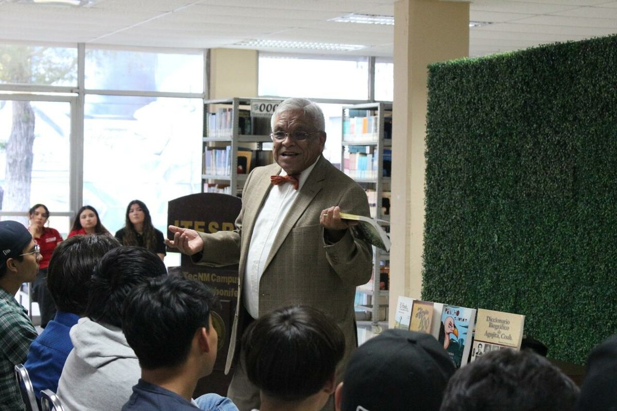 Ramiro Flores promueve lectura en estudiantes del TEC regional