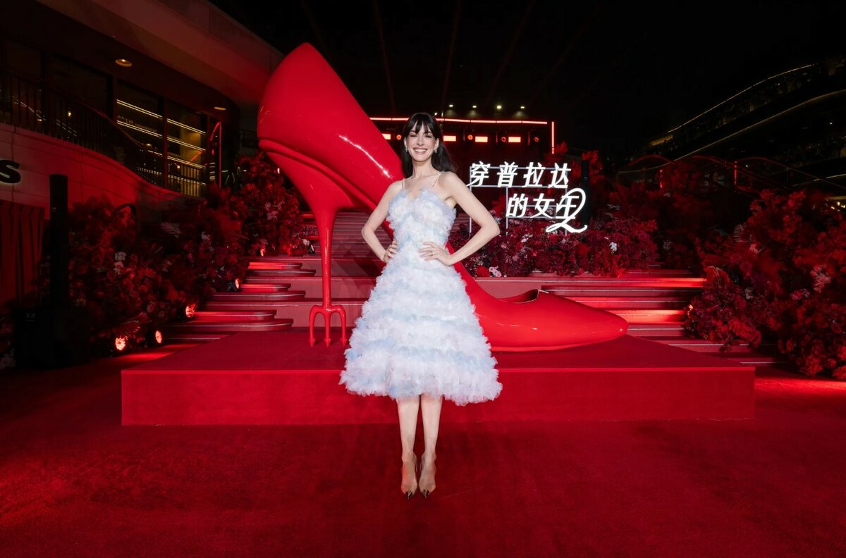 Anne Hathaway lleva el vestido texturizado más elegante en la premier de El Diablo Viste a la Moda 2 en Shanghai