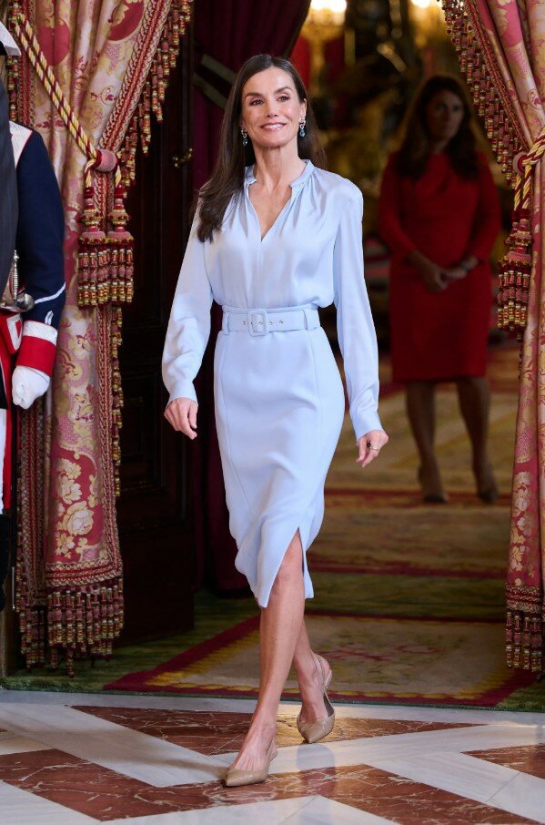 El color azul SÍ puede ser elegante y la reina Letizia lo demuestra