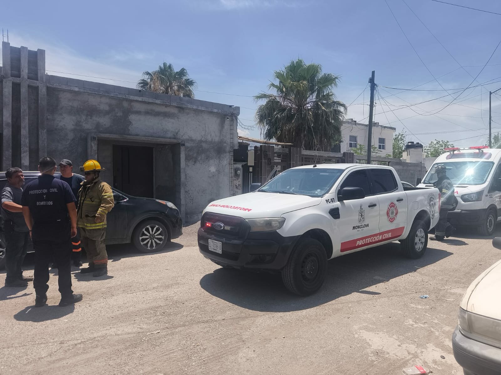 Familiares trasladaron a la afectada en un vehículo particular al hospital.   Monclova, Coahuila.– Una mujer resultó con lesiones por quemaduras luego