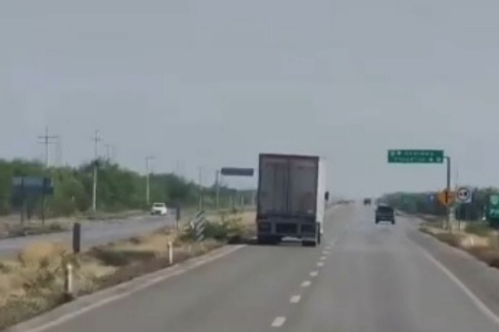 Alertan por trailero dormido en carretera Monclova-Sabinas