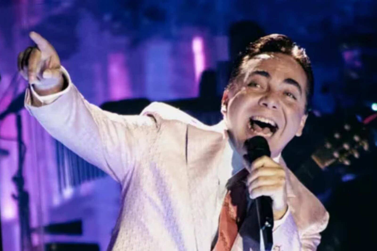 Cristian Castro termina la preparatoria y planea entrar a la universidad