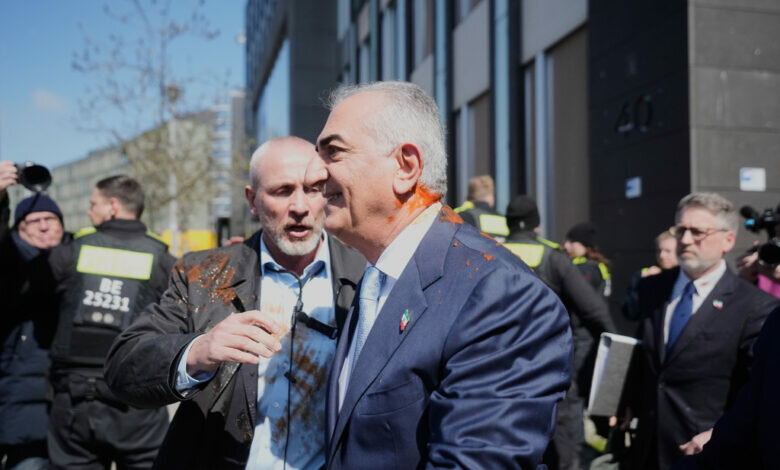 Reza Pahlavi es agredido con pintura tras conferencia en Berlín