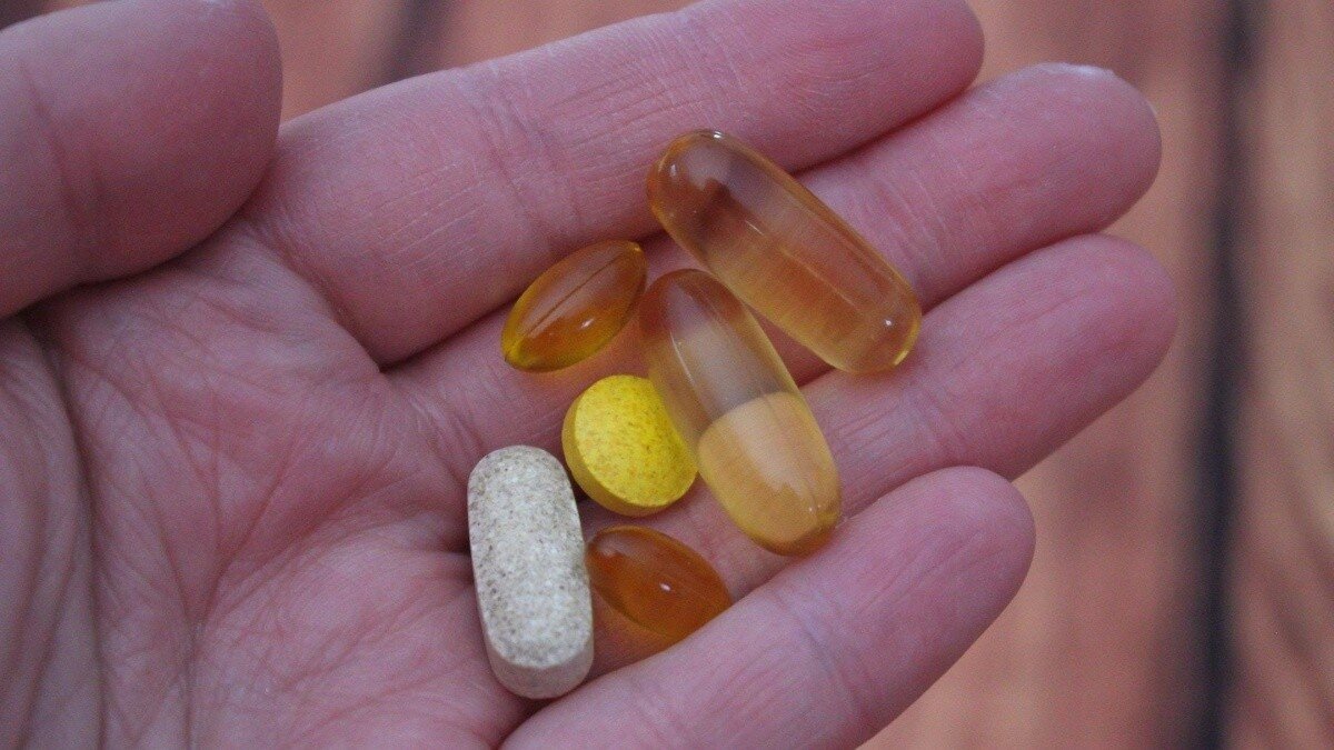 Suplementos que dañan tus riñones: los errores más comunes al consumir vitaminas