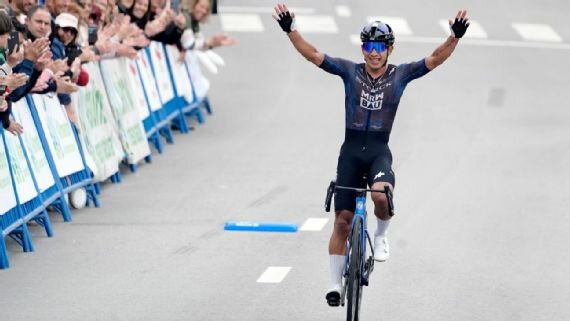 Édgar Cadena gana la tercera etapa de la Vuelta a Asturias en solitario