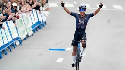 Édgar Cadena gana la tercera etapa de la Vuelta a Asturias en solitario