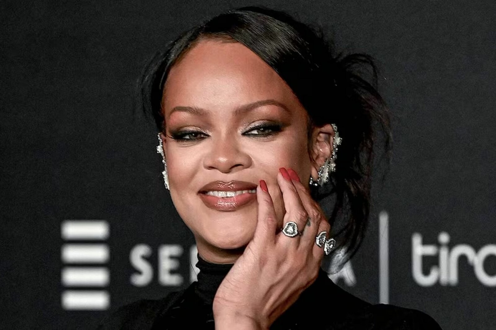 Rihanna rompe protocolo en evento de Fenty Beauty en India