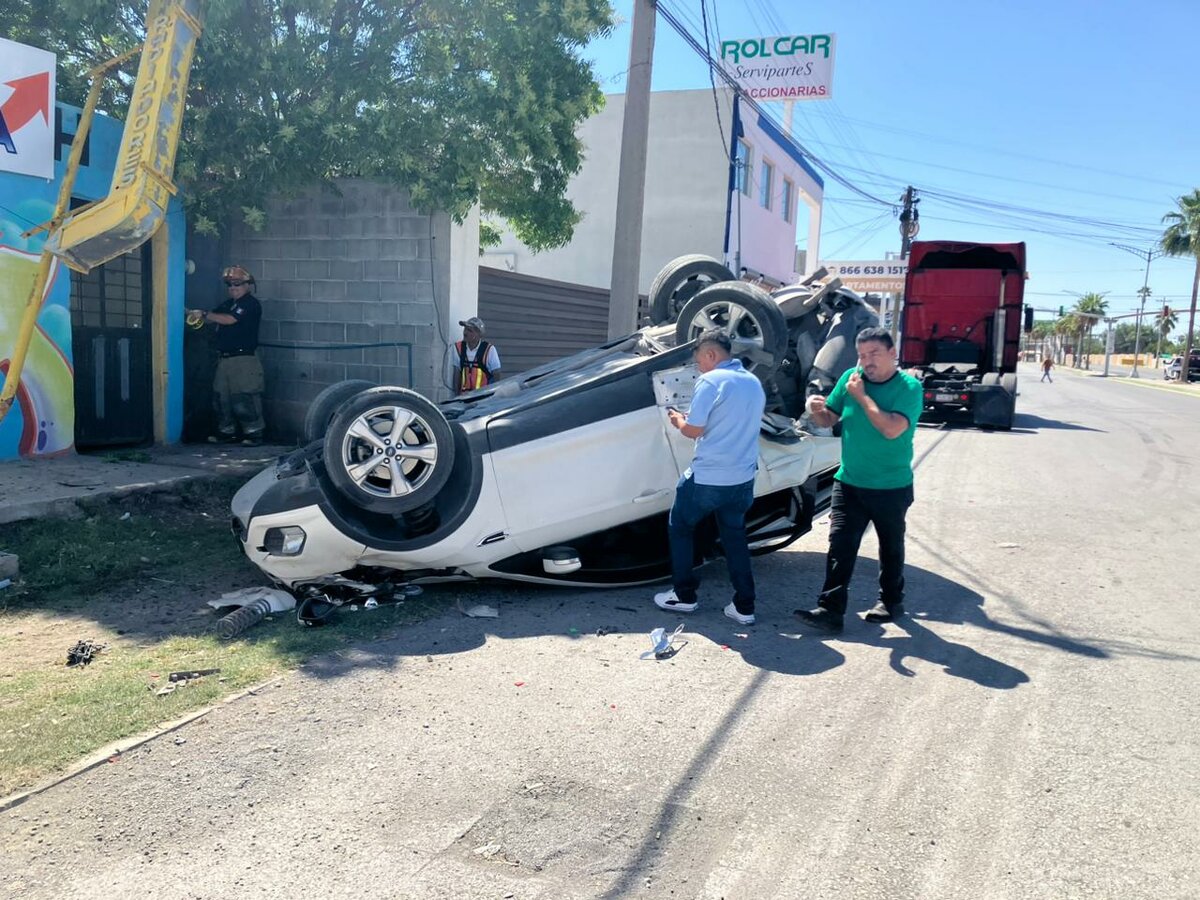 Una camioneta estacionada terminó volcada tras la cadena de impactos.  Un fuerte accidente vial se registró la tarde de este sábado en uno de los cruces